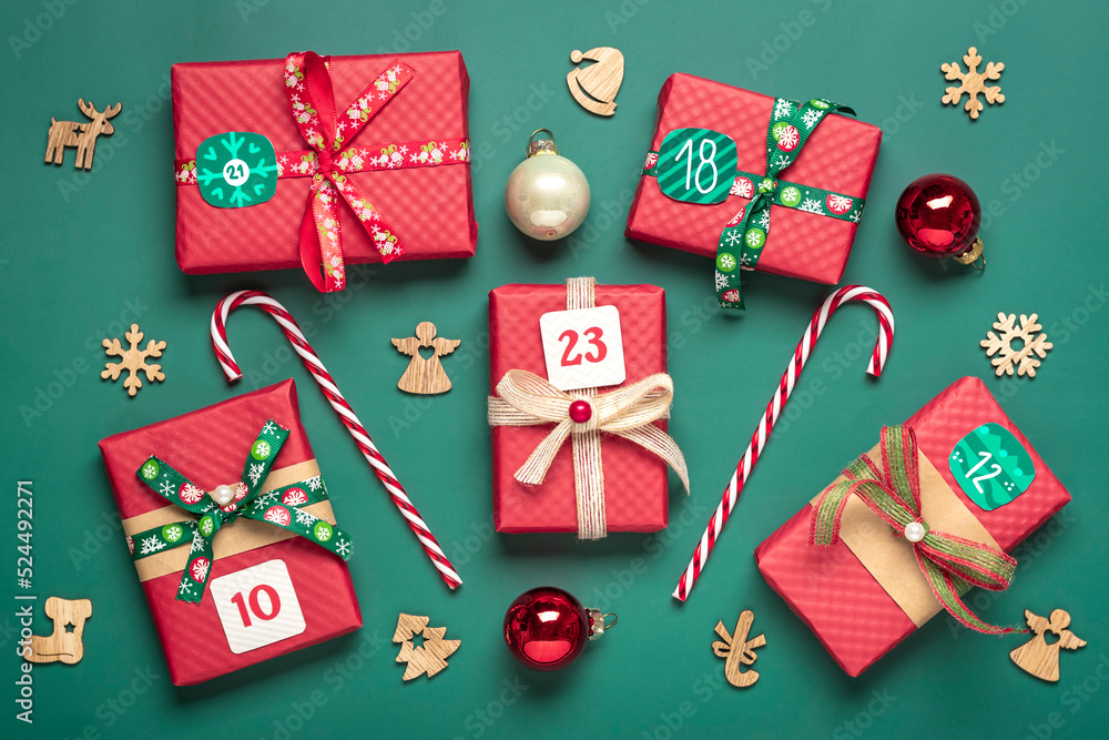 Xmas advent calendar concept Handmade wrapped red, green gift boxes  decorated with ribbons, snowflakes and numbers, Christmas decorations and  decor on green table Top view Flat lay Holiday card Stock Photo |
