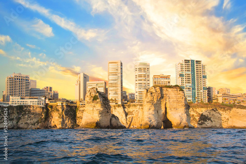 Papier peint Beautiful view of the Pigeon Rocks on the promenade in the center of Beirut, Leb