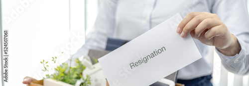 Foto Female employee submits her resignation letter and packs her work equipment in a box to prepare to move to work, Can't bear the burden or pressure, Employment contract is expired