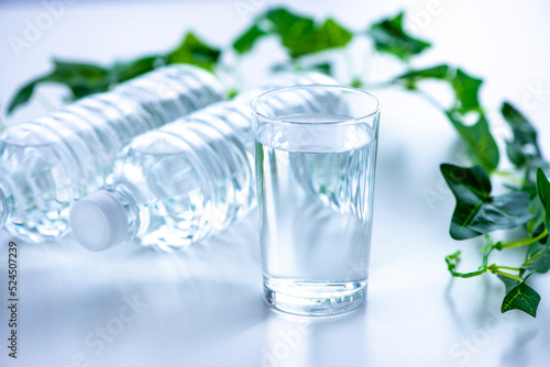 Wallpaper Mural テーブルに置いたコップとペットボトル
 Torontodigital.ca