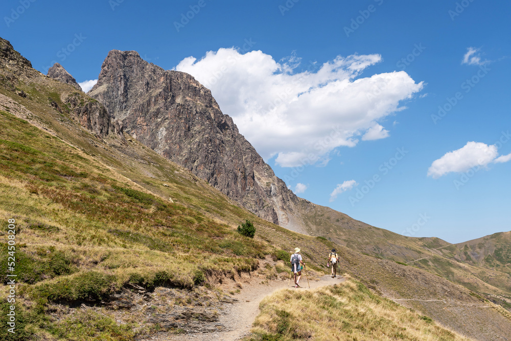 Hiking couple along the normal route of the Midi d'Ossau towards the Col de Souzon