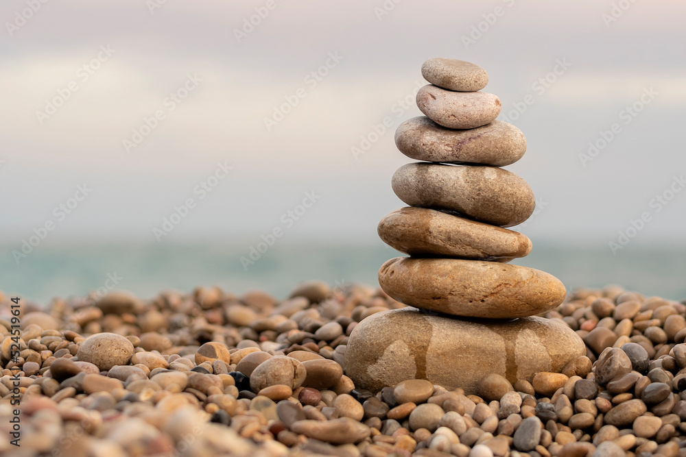 Piedras zen en playa de rocas en Vinaros a orillas del mar mediterráneo