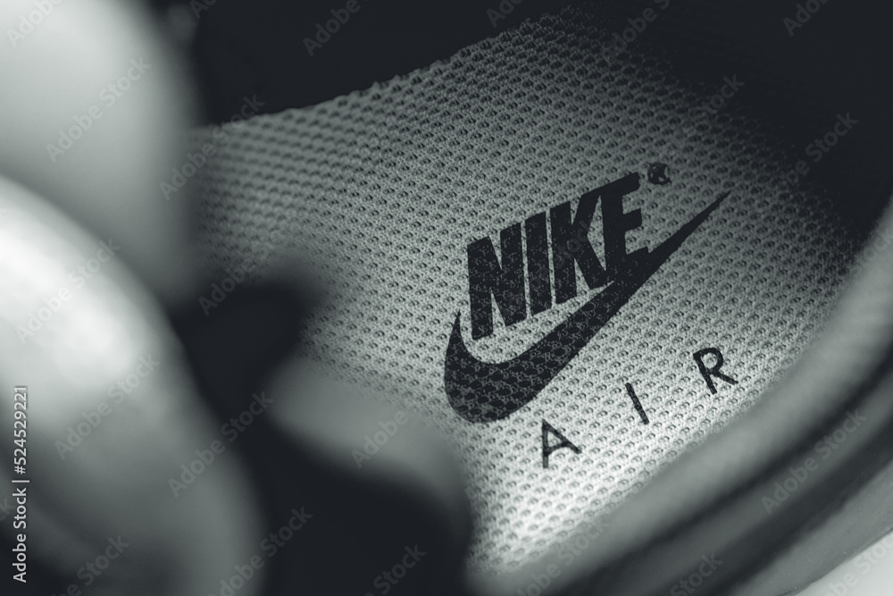 Símbolo da empresa NIKE em um Tênis Nike Sportswear Air Max 97. esportiva, produto, casual. foto de Stock | Adobe