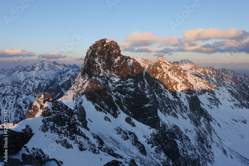 Fototapeta Naklejka Na Ścianę i Meble -  Wschód Słońca na Cubrynie w Tatrach Polskich na zdjęciu Mięguszowiecki Szczyt Wielki.