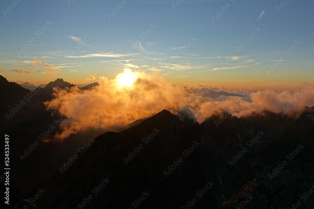 Zachód Słońca na Staroleśnym Szczycie w Tatrach Słowackich.