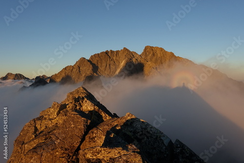 Złota godzina o zachodzie Słońca w Tatrach Słowackich. Widmo Brockenu na Gerlachu.