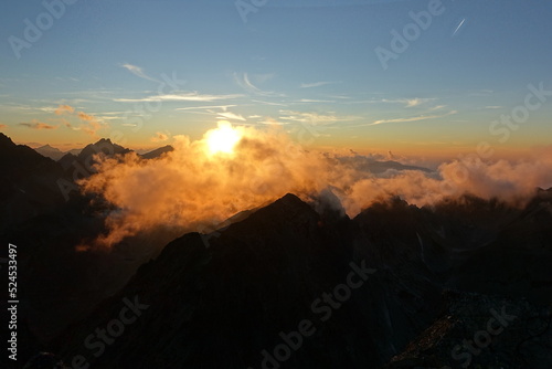 Zachód Słońca na Staroleśnym Szczycie w Tatrach Słowackich.