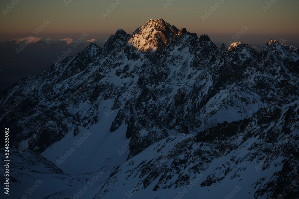 Szatan góra w Słowackich Tatrach o wschodzie Słońca.