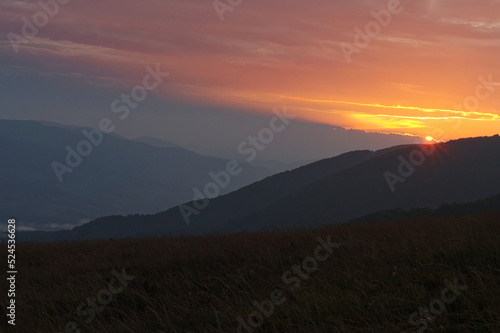 Mroczny zachód słońca za górami ( Bieszczady)