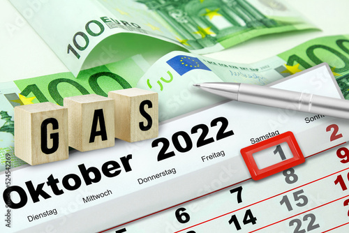 Deutscher Kalender Datum 1. Oktober 2022 mit Gas Symbolik und 300 Euro Geldscheinen