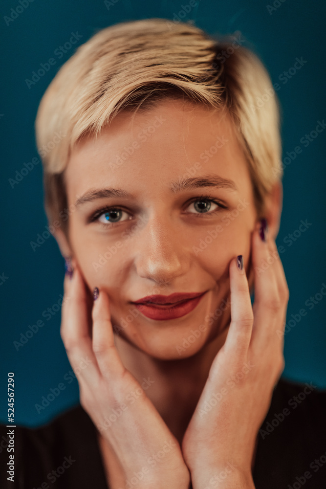 Photo Beautiful businesswoman, successful confident young woman posing with hands on face. Selective focus Photo Beautiful businesswoman, successful confident young woman posing with hands on face. Selective focus