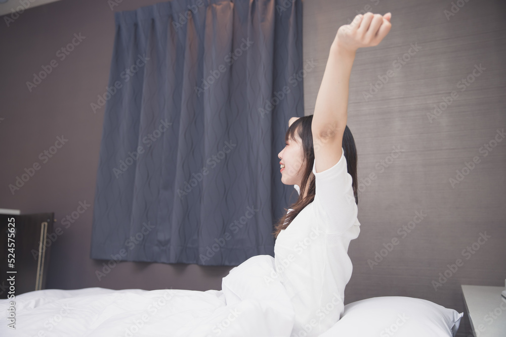 Naklejka premium ベッドの上に起床した女性 モーニング