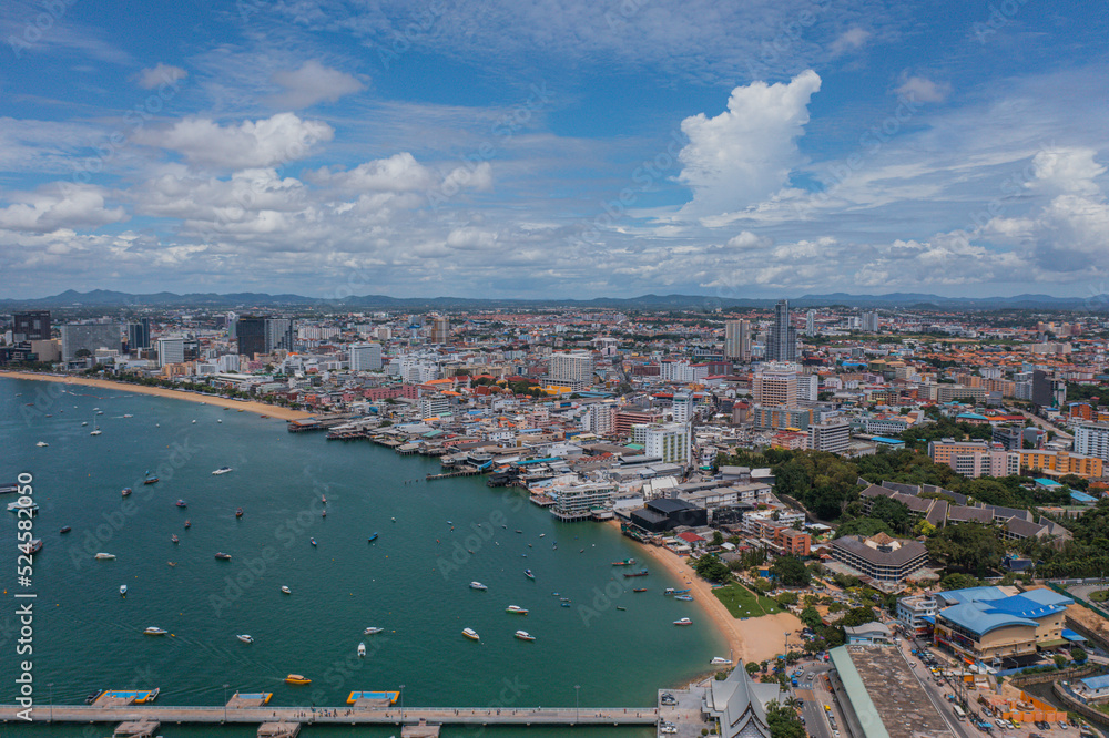 Central Pattaya ist Asiens größter natürlicher Einkaufskomplex am Strand. Das Projekt umfasst ein Einkaufszentrum und das Hitton Pattaya Hotel mit 360-Grad-Panoramablick auf Pattaya Beach.