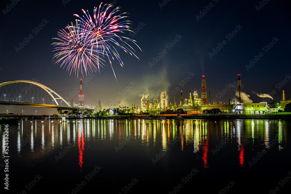 石津漁港から見た新浜寺大橋と工場夜景に打ちあがる花火。合成写真