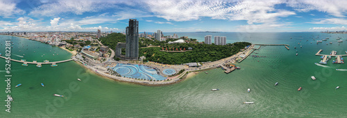 Central Pattaya ist Asiens größter natürlicher Einkaufskomplex am Strand. Das Projekt umfasst ein Einkaufszentrum und das Hitton Pattaya Hotel mit 360-Grad-Panoramablick auf Pattaya Beach.