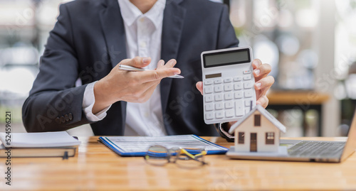 Foto house model with business man signs a purchase contract or mortgage for a buy and sell home insurance concerning mortgage loan Real estate concept, copy space for Editor's text