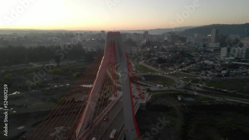 Primer plano del puente Treng Treng Kay Kay de fondo la ciudad de Temuco en un atardecer de invierno.