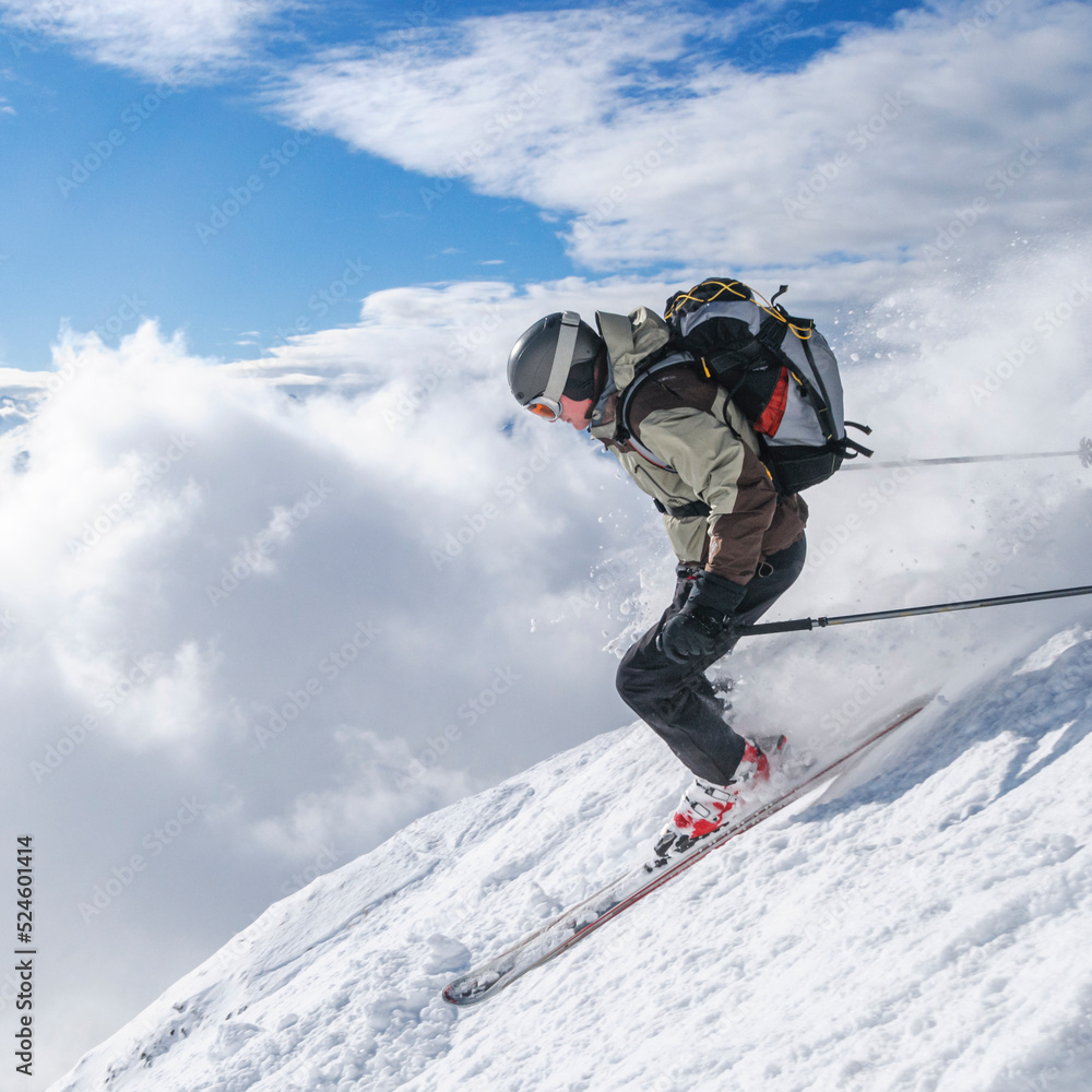 Freeskier im frisch verschneiten Gelände unterwegs