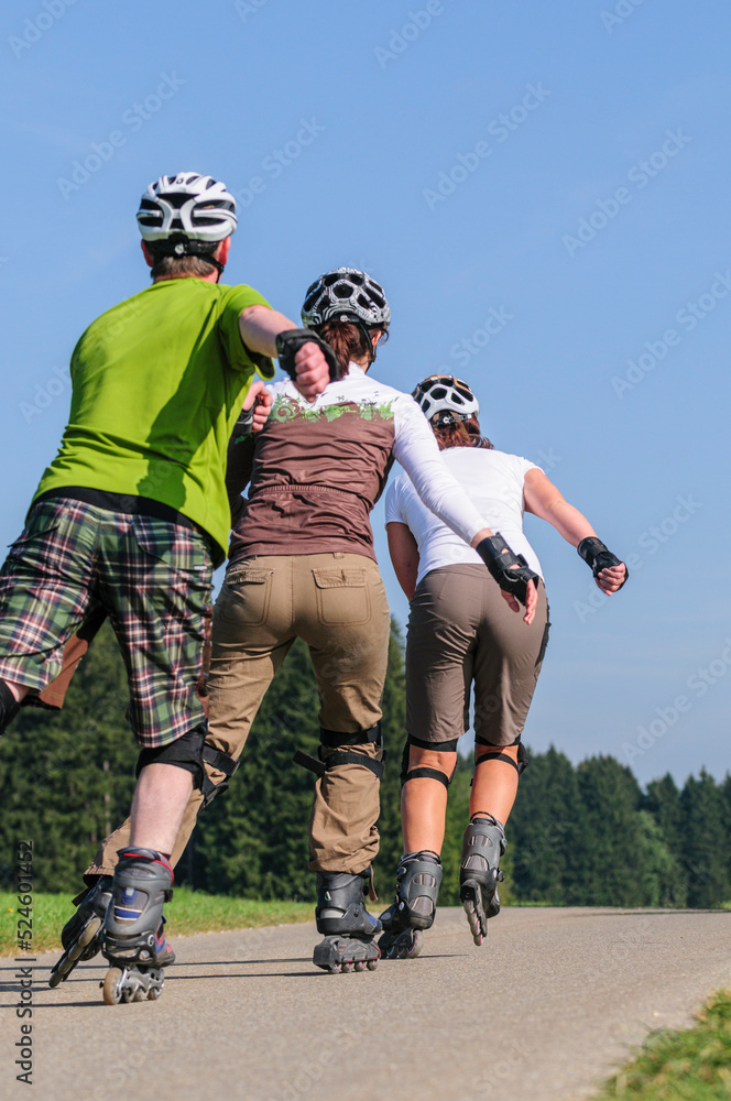 Gemeinsames Workout im Grünen auf Inlinern
Gemeinsames Workout im Grünen auf Inlinern