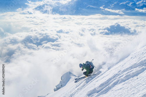 Spektakulär Skifahren über den Wolken