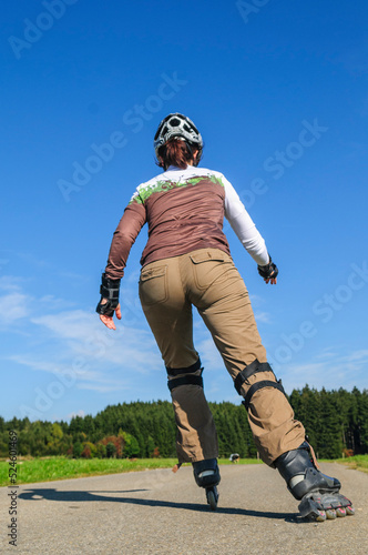 Obraz na płótnie Aktiv in den Herbst mit Roller Blading