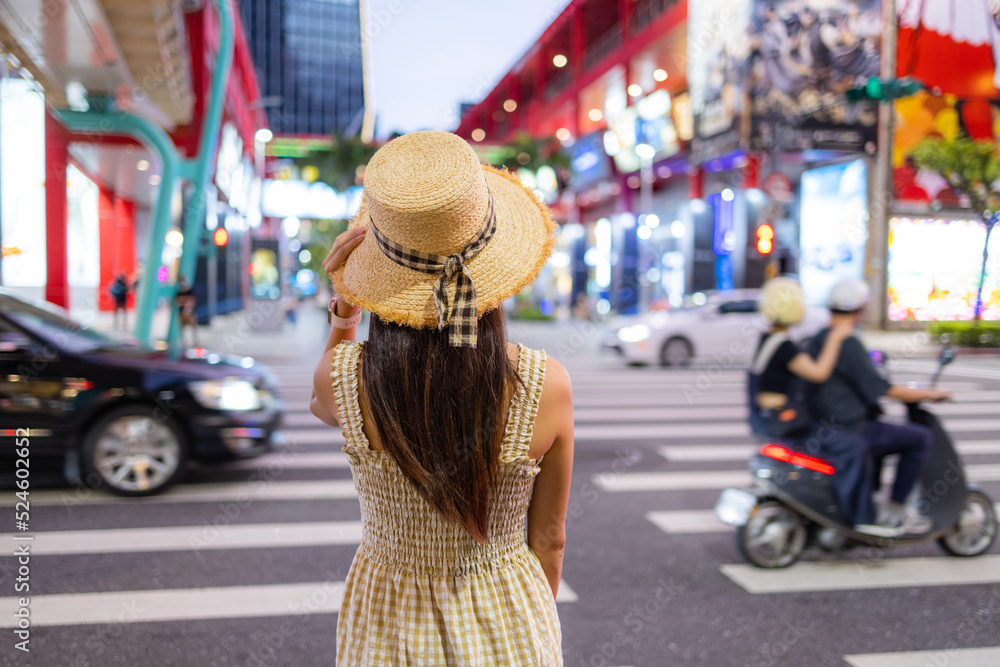 Obraz premium Travel woman in Xinyi district of Taipei city