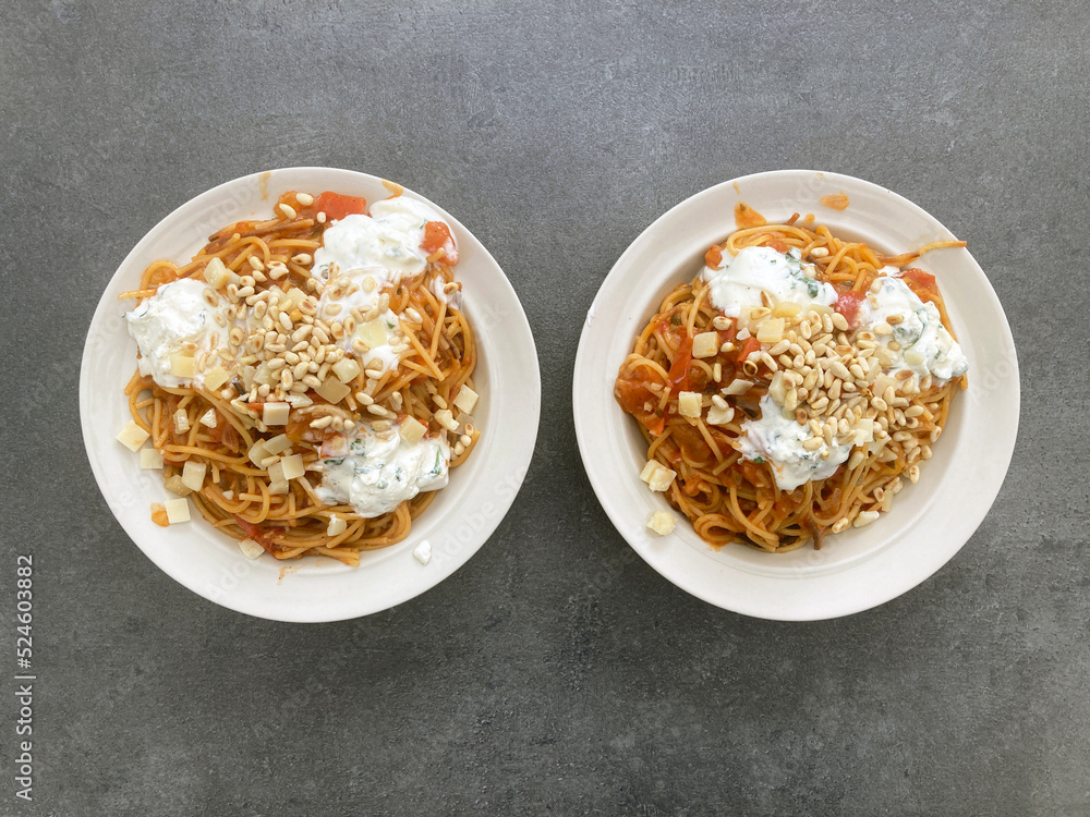 Zwei Teller mit Spaghetti Zwei Teller mit Spaghetti