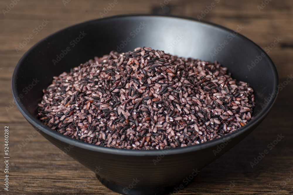 Black rice, rice, white rice, oats, rice bran in a bamboo basket, wooden spoon, rice jar, bowl Black rice, rice, white rice, oats, rice bran in a bamboo basket, wooden spoon, rice jar, bowl