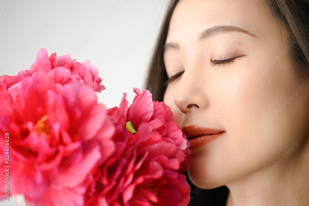 Fototapeta premium ピンクの花(牡丹)と美しい日本人女性