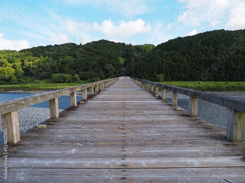 木造の橋が延々と続く写真