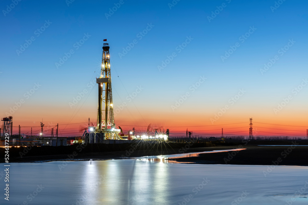 Obraz premium In the evening of oilfield derrick
