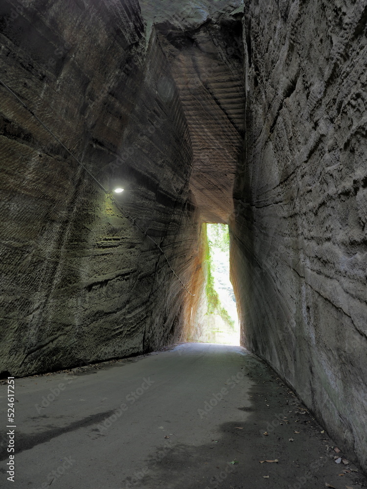 燈籠坂大師の切通しトンネルの絶景写真