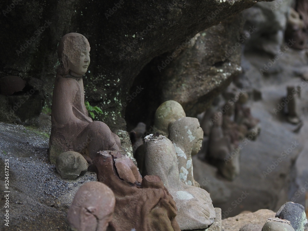 並んだ日本の仏像を横から撮った写真