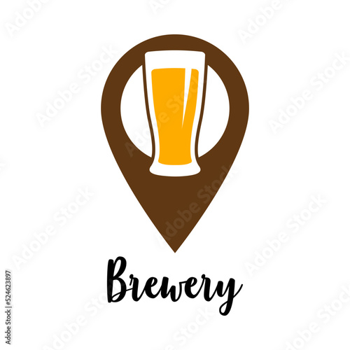 Logotipo con texto manuscrito Brewery con silueta de vaso de cerveza en puntero de posición en varios colores