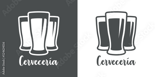 Varios tipos de cerveza. Logotipo con texto manuscrito Cervecería en español con silueta de 3 vasos de cerveza en fondo gris y blanco