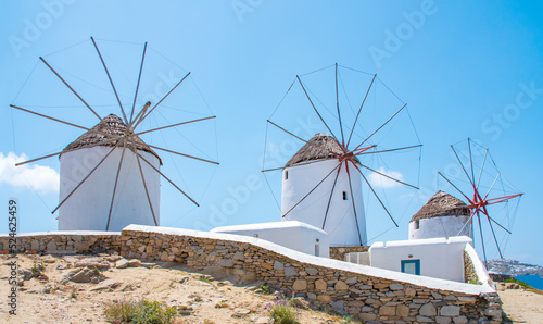  Alte Windmühlen Kato Mili Die malerische Hauptstadt Chora bekannt als Mykonos-Stadt auf der beliebten Kykladeninsel Mykonos, Griechenland 