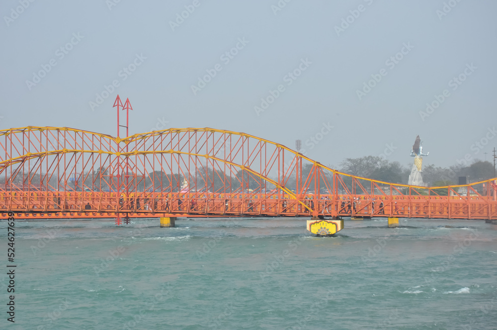 Obraz premium Photo of bow and arrow shaped Shiv Dhanush bridge over holy river Ganga in Har ki pauri, Haridwar, Uttarakhand, India