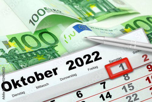 Deutscher Kalender Datum 1. Oktober 2022 Samstag und 300 Euro Geldscheine