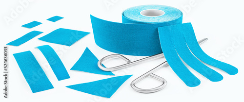 Foto Kinesio Tape mit Schere auf weissem Hintergrund
