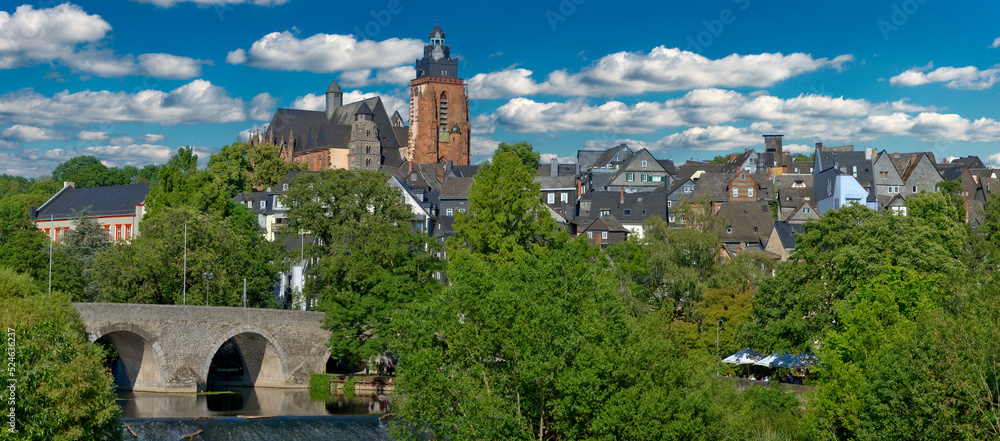 Skyline der Altstadt von Wetzlar mit Dom und Lahn bei sonnigem Sommerwetter mit aufgelockerter Bewölkung