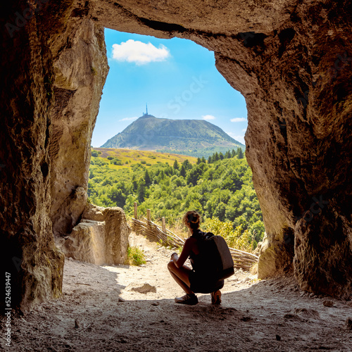 Print op canvas backpacker woman looking at beautiful view of puy de dome