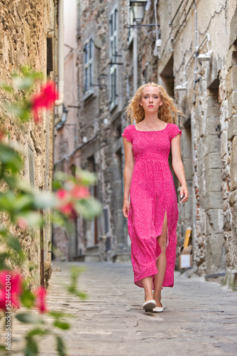 Blonde Frau(Mädchen lächelt mit luftigem Pinkem Sommerkleid und geht zur Kamera  | Italien , Cinque Terre - Vernazza (Riviera di Levante)