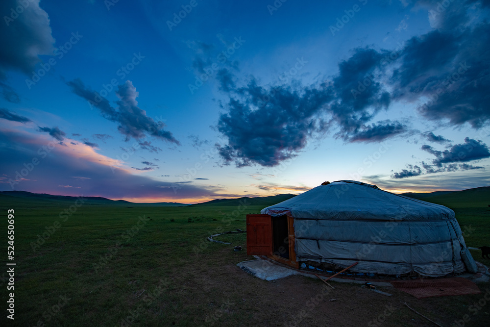 Fototapeta premium mongolian ger at sunset