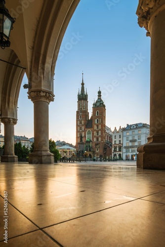 Widok na Kościół Mariacki w Rynku Głównym w Krakowie w letni dzień o poranku