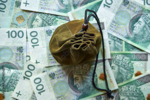 polskie banknoty 100 złotowe i sakiewka 