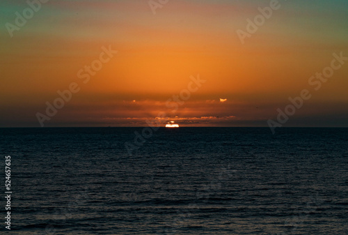 Final del Sunset en el oceano Pacifico (Horizontal) © Henry