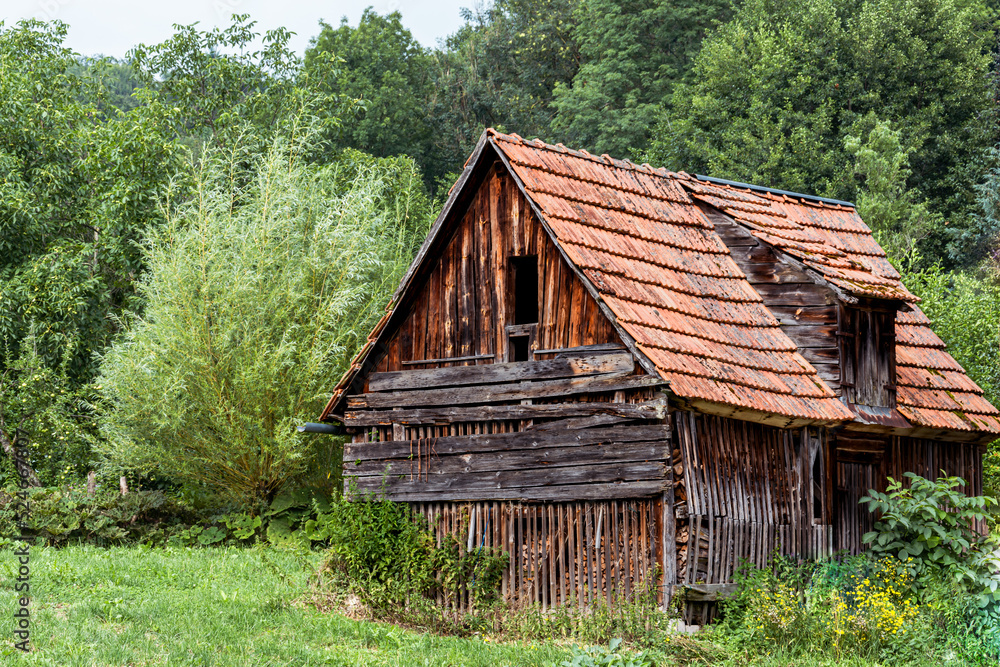 Alter rustikaler Schuppen am Waldrand Alter rustikaler Schuppen am Waldrand