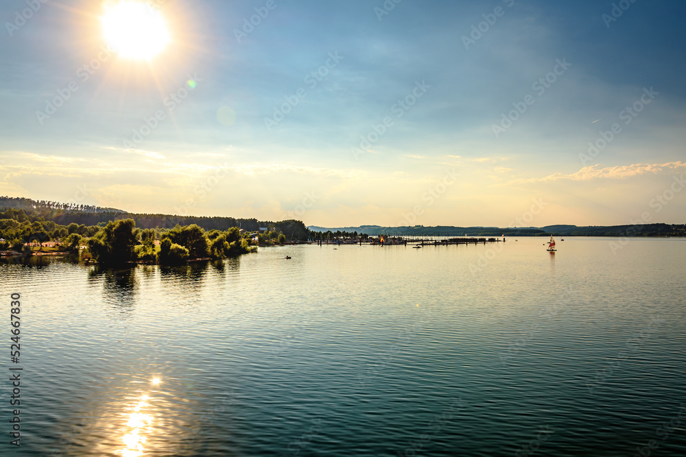 Fototapeta premium Ausblick über Brombachsee gegen die Sonne im Abendlicht