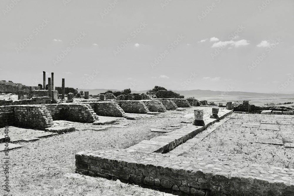 Römische Stadt Dougga in Tunesien schwarz weiß