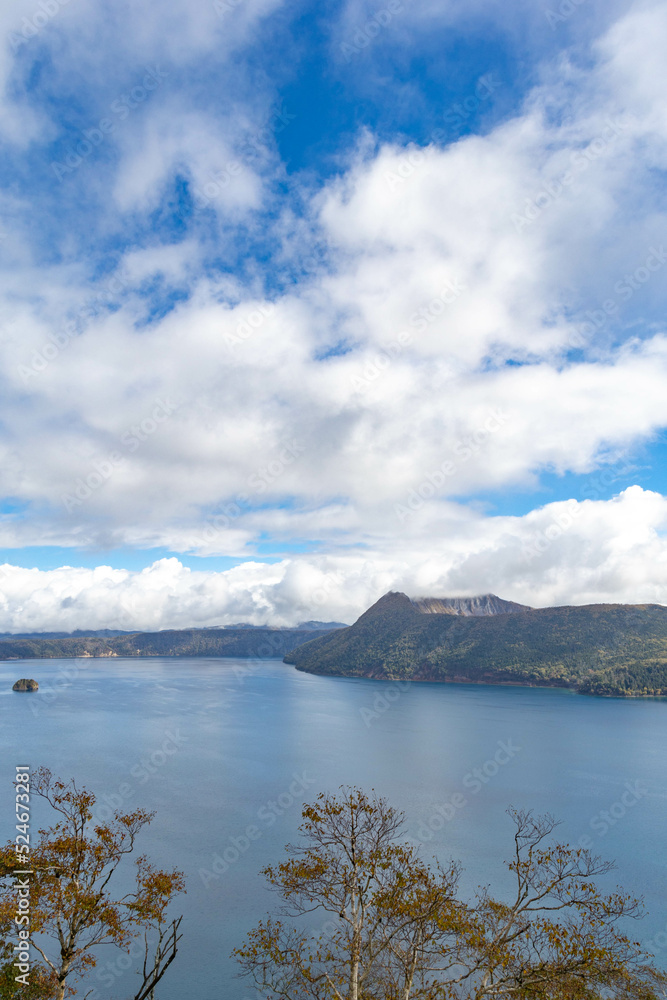 Obraz premium 晴れの摩周ブルー「秋の北海道」